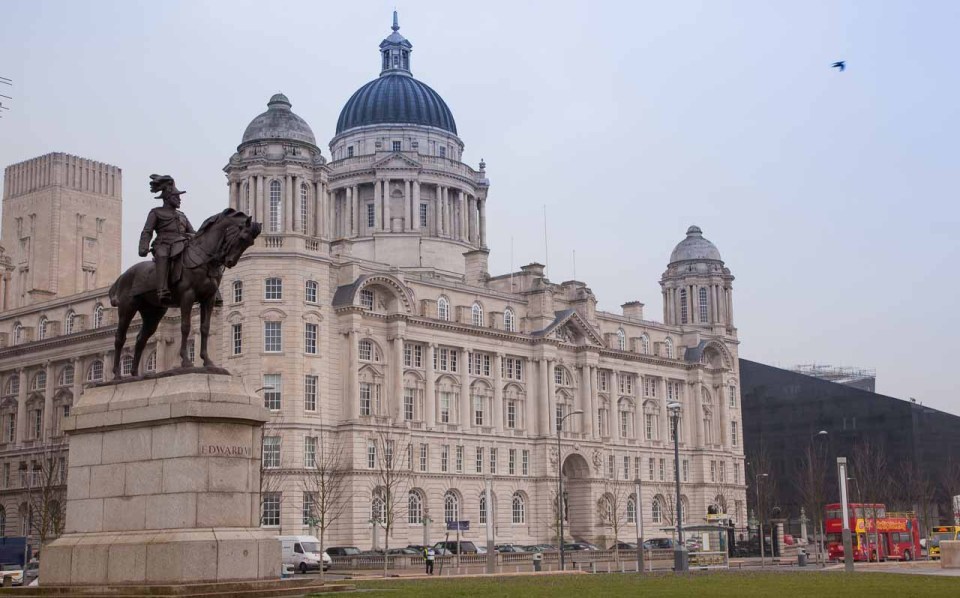 Statue of Edward 7th with the Port of Liverpool building behind.